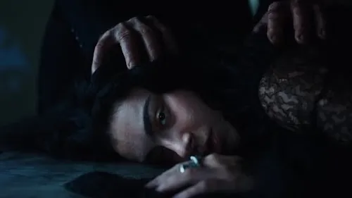 Charli XCX plonge dans le noir