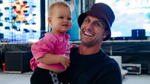 Nouveau bébé, nouveau track et sa première fille sur scène avec...