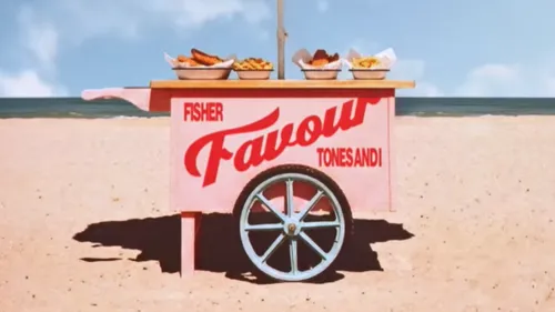 Après David Guetta, Fisher s'associe à Tones and I pour le track...