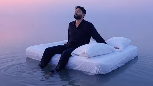 Avec Ghost Town, le nouveau projet musical de R3hab se dessine et...