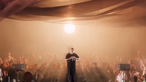 Fred again et la musique est une expérience collective