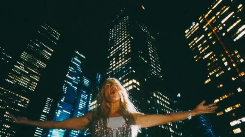 Avec Ravers, Ellie Goulding déclare son amour aux clubs et au monde...