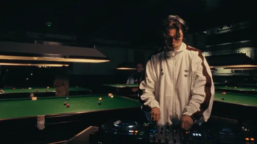 DJ Set de Barry Can't Swim dans un... club de billard, géniale...