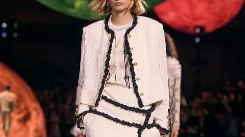 FG CHIC : L'Aube d'une Nouvelle Ère, Le Défilé Chanel sous le...