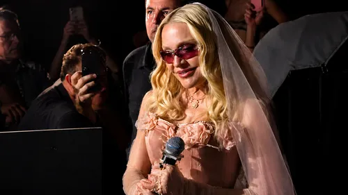 Madonna, back to the clubs