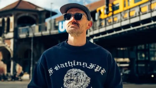 Fritz Kalkbrenner dévoile son nouveau single Kick It With You 