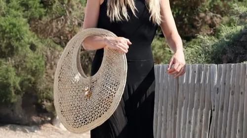 FG CHIC IBIZA : Margot Robbie et l'Objet du Désir : Le Rond...