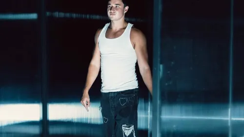 John Summit prolonge l'été avec l'excellent Crystallized