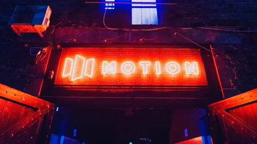 Etude : pour près de 90% des jeunes, le clubbing contribue à une...