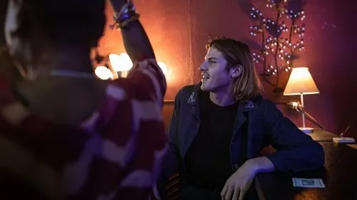 Prêt(e) à faire la fête chez des inconnus ? 