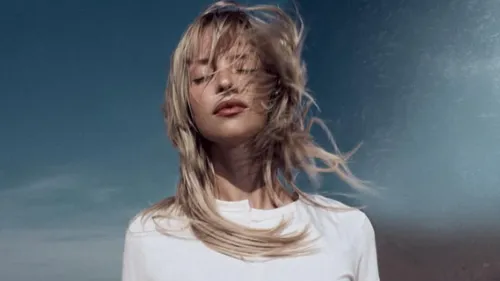 Angèle s’offre un concert surprise sur le toit de l’Accor Arena