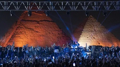 Carl Cox en live aux pieds des Pyramides de Gizeh 