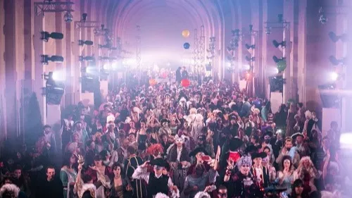 DJs & bal costumé : le château de Versailles transformé en club...