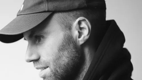 Boston Bun précise la couleur de son nouvel album avec MAYBE // YES