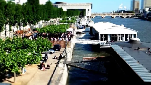 Quelqu’un en veut-il aux péniches parisiennes ?