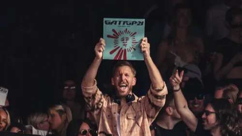 Calvin Harris et Jazzy lancent l’été avec Satisfy
