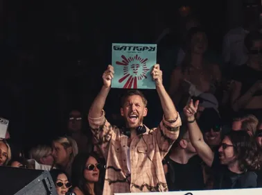 Calvin Harris et Jazzy lancent l’été avec Satisfy