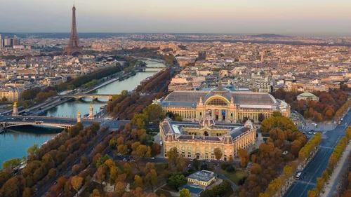 FG CHIC :  Art Basel Paris Redéfinit l'Élégance Artistique 