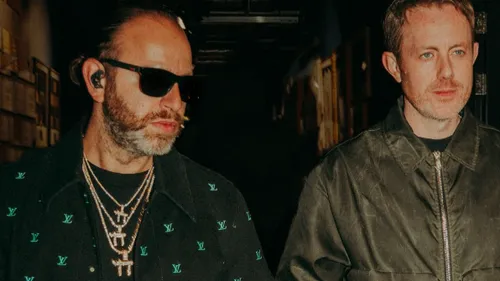 Le duo Chase & Status continue de dévoiler son prochain album avec...