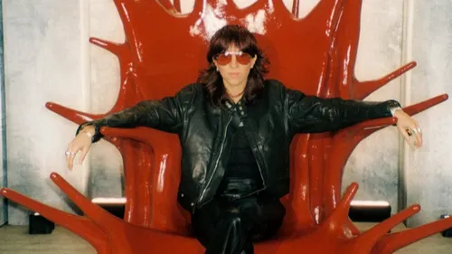 Chloé Caillet lance la saison estivale avec le titre The One