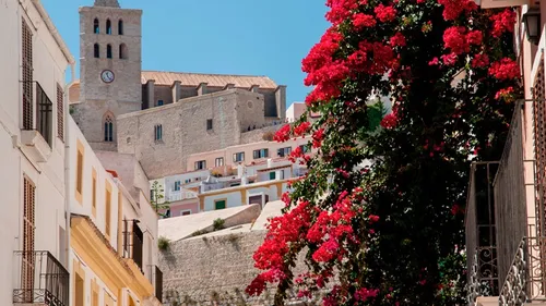 FG CHIC IBIZA : Ibiza, Dalt Vila, l’Éternelle Citadelle de Lumière...