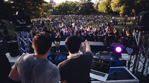 Festivals de 2024 : le gouvernement tente de calmer la colère qui...