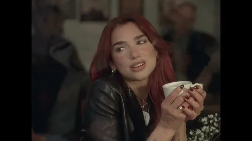 Chloé Caillet signe un super remix de Training Season de Dua Lipa !