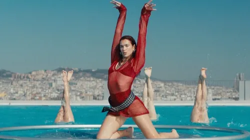 Avant la sortie de son nouvel album, Dua Lipa dévoile Illusion