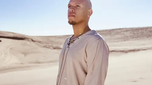 Francis Mercier dévoile une reprise afro-house de "Voyage Voyage"