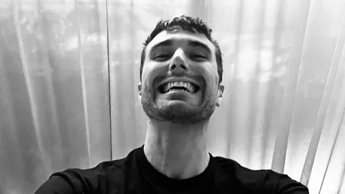 Frissons garantis : regardez ces 10 minutes de live de Fred again à...