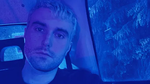 Fred Again balance un nouveau single et remplit l’Elysée Montmartre...