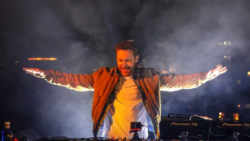 Quand DJ Snake fait venir David Guetta sur scène au Parc des...