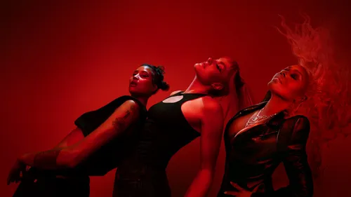 Icona Pop et Ultra Nate reprennent Free !