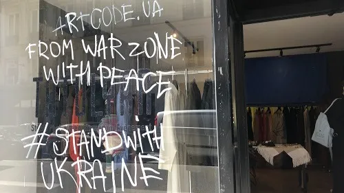 Des designers ukrainiens exposent dans un pop-up store parisien