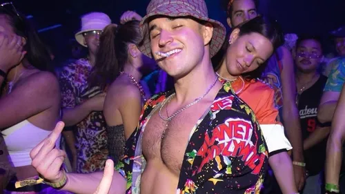 John Summit, l’homme des cavernes !