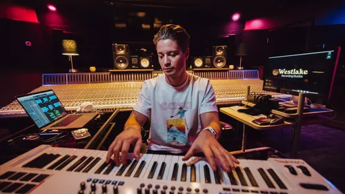 Quand les DJs sortent des versions acoustiques…