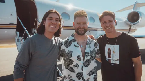 Kygo et Gryffin : le clip (très, très) estival de 'Woke Up In Love''