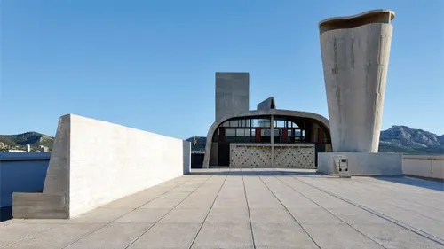 FG CHIC RIVIERA : Un paquebot de béton dans le ciel, le MAMO...