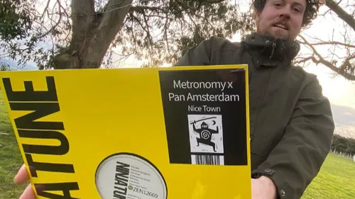 Metronomy nous replonge dans les 90's avec Nice Town 