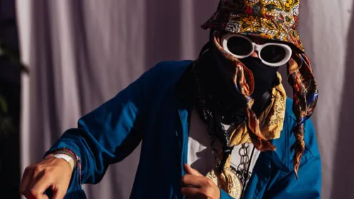 Mézigue, le prince des soirées parisiennes