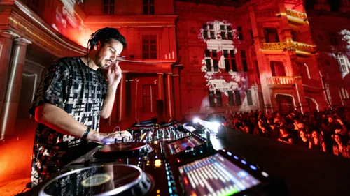 Momentum, le nouveau single puissant de Michael Canitrot 