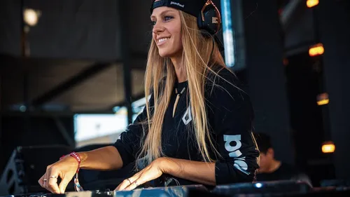 Nora en Pure nous enchante encore avec 'Life on Hold'