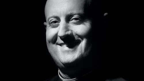 Le prêtre-DJ Padre Guilherme invité d'Antoine Baduel