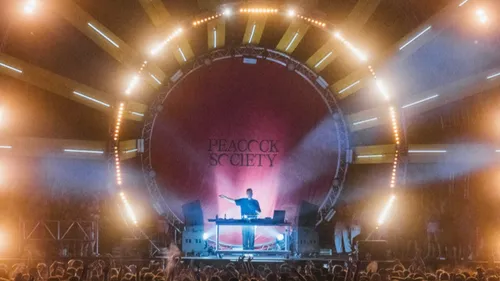 Peacock Society dévoile le début de sa programmation