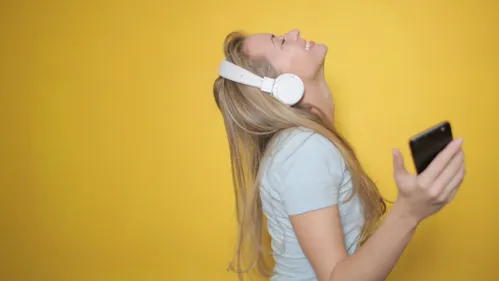 Ecouter un album en entier ? Une étude montre que ce n’est plus du...