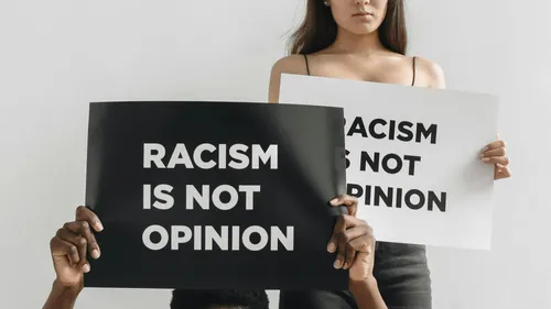 Deux clubs parisiens, de nouveau accusés de discrimination raciale