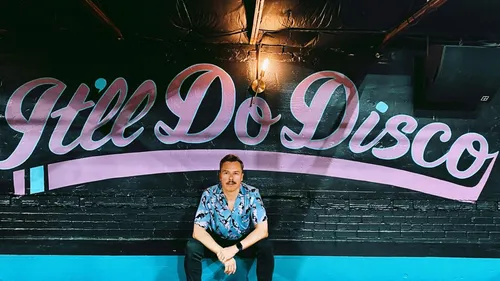 Quand l'ascenseur se transforme en club disco au son de Purple...