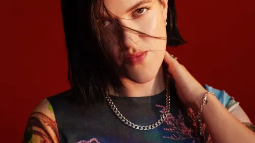 Romy, la chanteuse de The xx s’apprête à sortir un album solo...