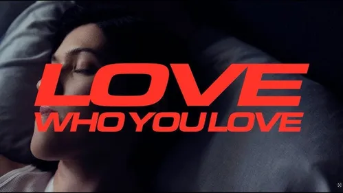 Romy fait du Romy avec 'Love Who You Love' et on l’aime pour ça !