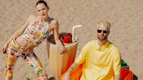 SOFI TUKKER célèbre Barcelone avec son nouveau single "Barthelona"